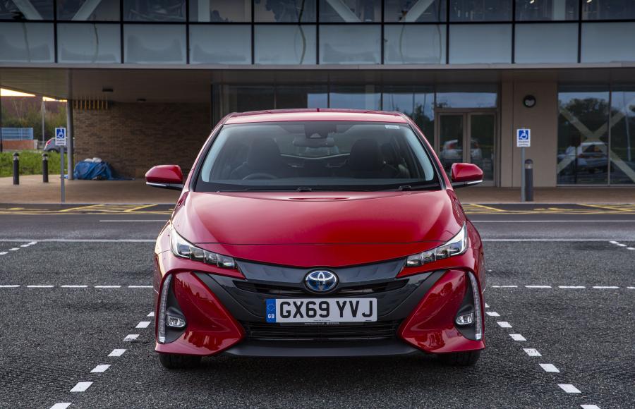  Toyota Prius Plug-in Hybrid Business Edition+ 2019 года  (UK) (фото 16 из 30)